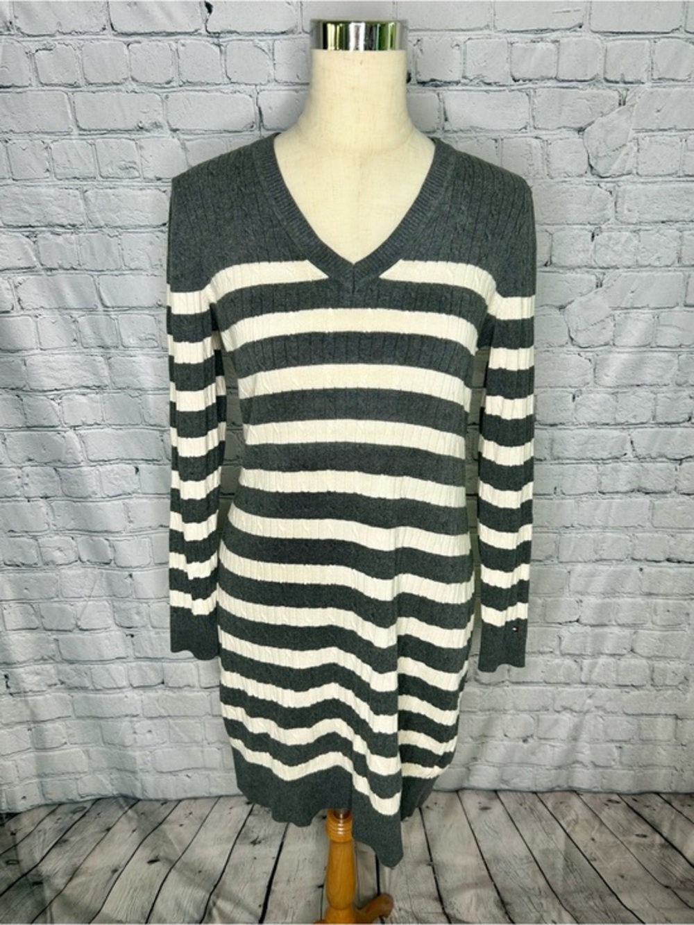 Tommy Hilfiger Sweater Dress Womens Medium Gray Stripe Knit V Neck Long Sleeve